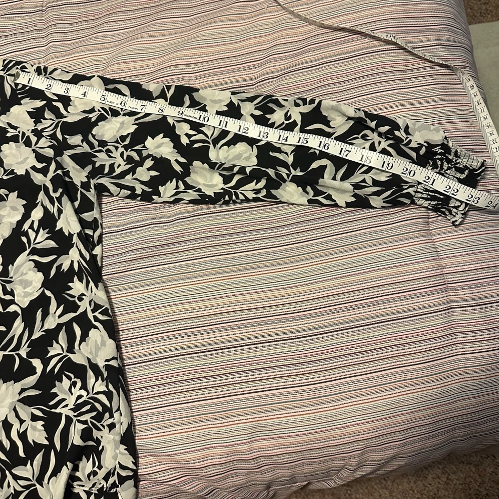 J. Crew Black and White Floral Smocked Cuff Long Sleeve Blouse Sz. S - Picture 8 of 9